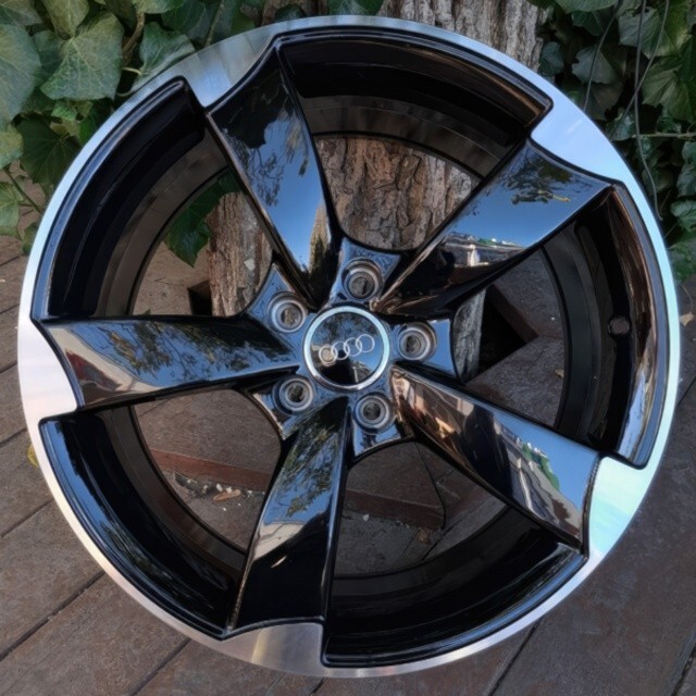 Литі диски Replica Audi (A5069) R18 W8 PCD5x112 ET40 DIA66.6 (GBMF)