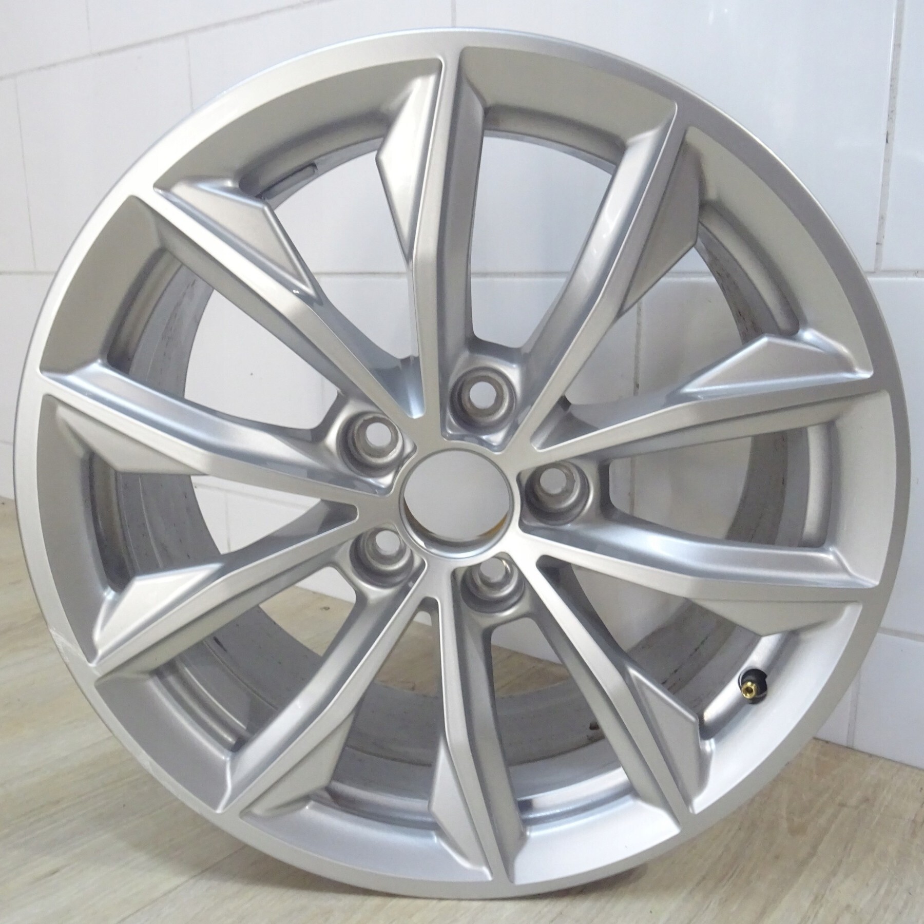 Литі диски Audi OEM 80A601025K R19 W7 PCD5x112 ET36 DIA66.6 (diamond silver) Литі диски Audi OEM 80A601025K R19 W7 PCD5x112 ET36 DIA66.6 (diamond silver)
