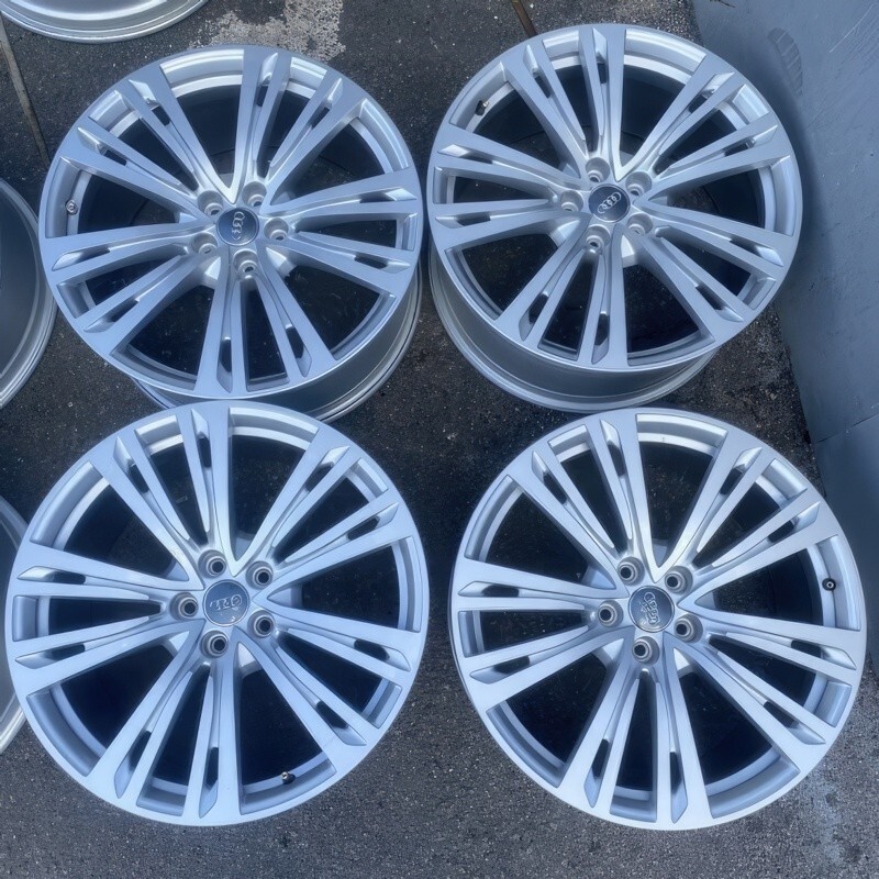 Литі диски Audi OEM 4H0601025Q R20 W9 PCD5x112 ET40 DIA66.6 (silver) Литі диски Audi OEM 4H0601025Q R20 W9 PCD5x112 ET40 DIA66.6 (silver)